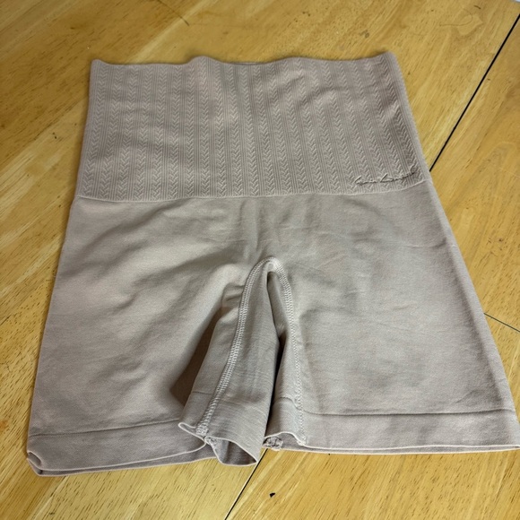 Gloria Vanderbilt Women’s Shapewear High Waist Short Up Tan Color 1X - Picture 1 of 6